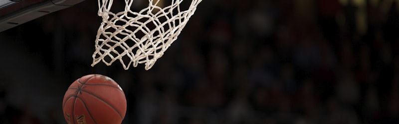 NBA季后赛湖人队与勇士队球员在篮下对抗的精彩瞬间