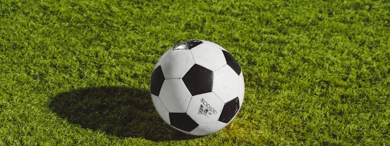 英超联赛曼城对阵利物浦的赛场全景，球员正在激烈拼抢