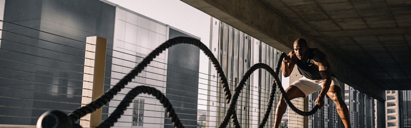 足球战术分析板示意图，展示球员跑位与传球路线